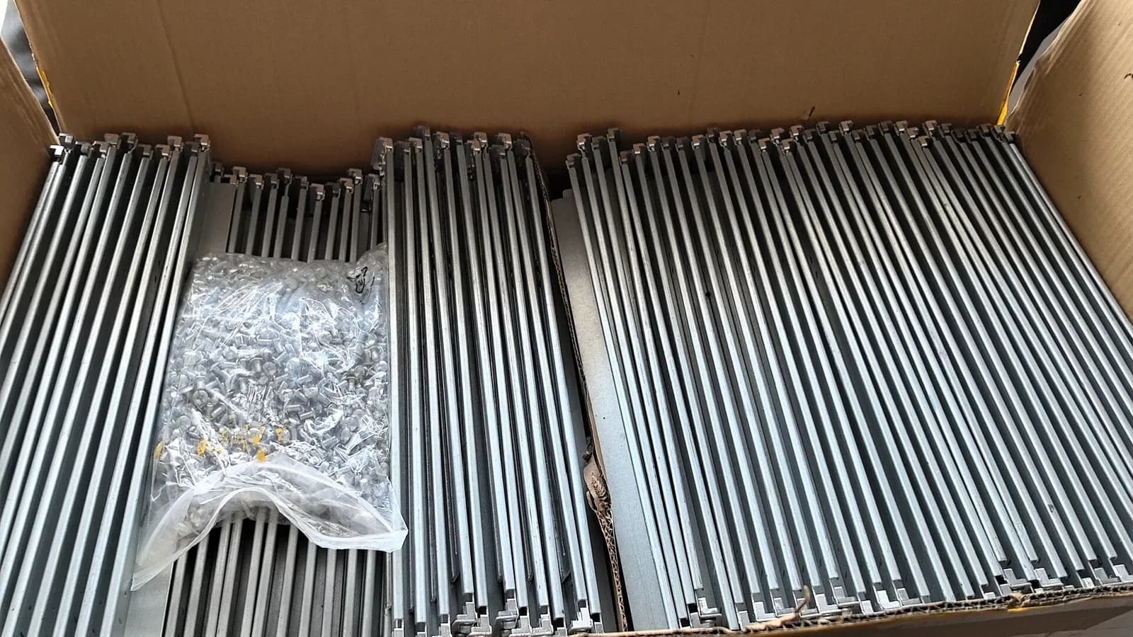 Drive caddies and rail kits for Dell HPE Lenovo Supermicro servers